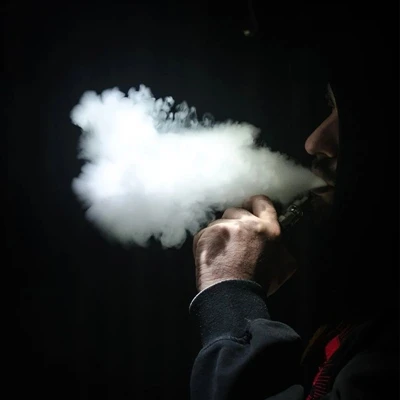 ما هي الآثار الطويلة المدى للسجائر الإلكترونية؟